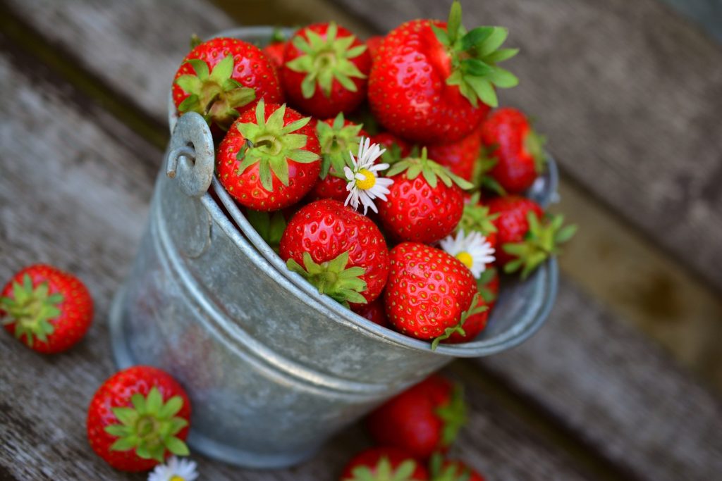 Erdbeeren als perfekte Tischdeko zum Naschen