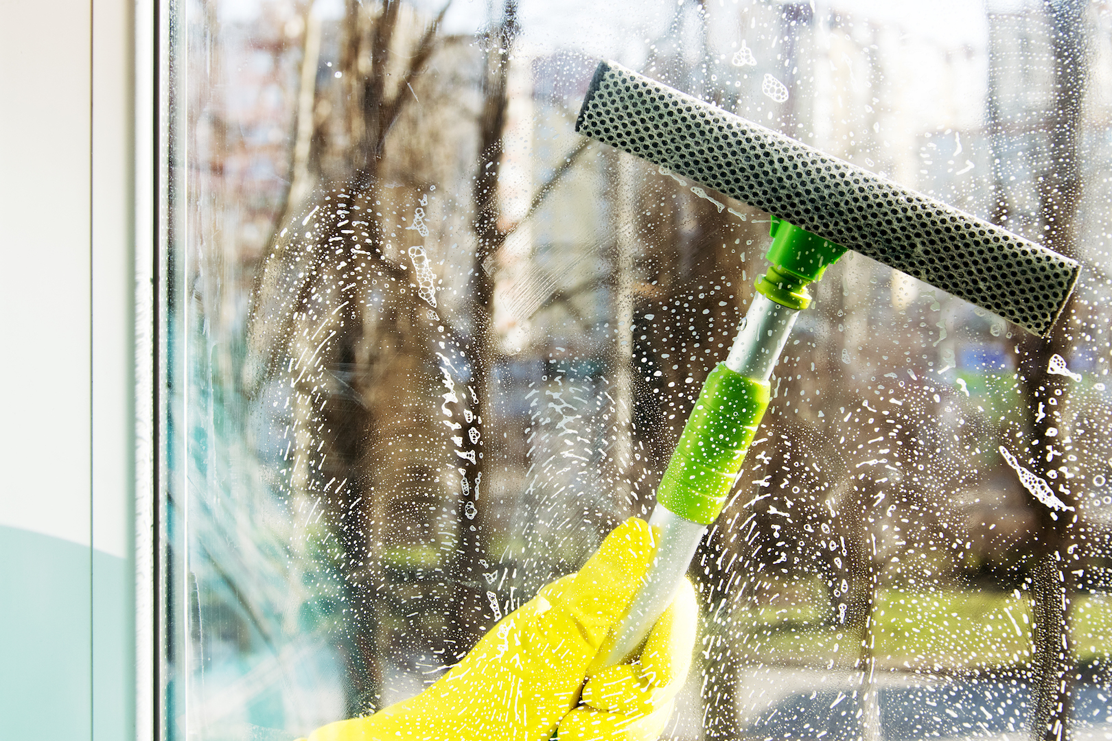 Fenster putzen Einmaleins 5 Tipps für den glasklaren