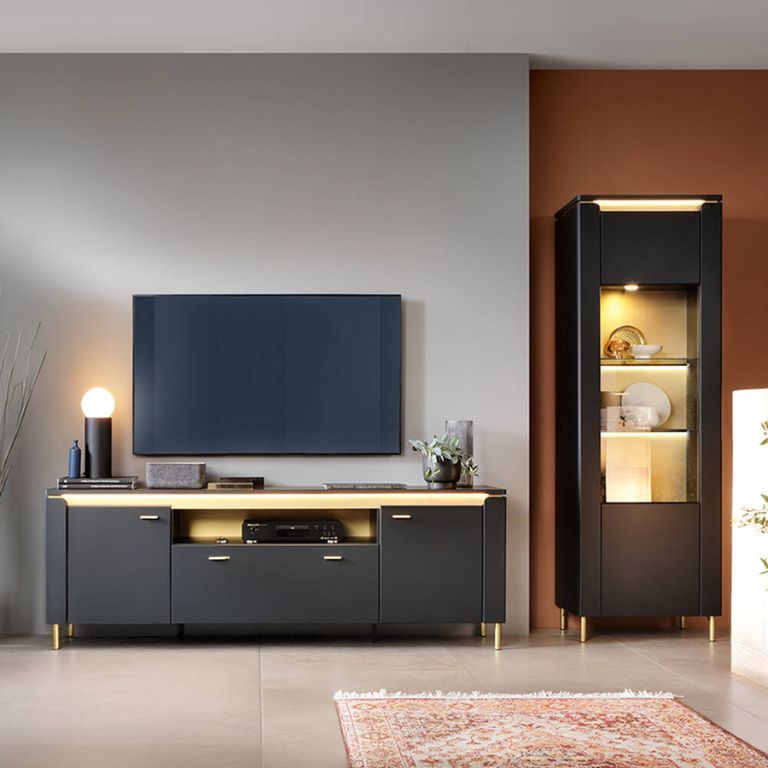 Schwarze Wohnwand NOLA mit der Wandfarbe Grau und Terrakotta