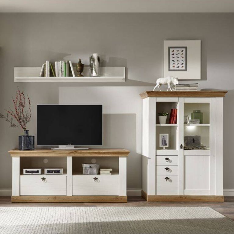 Weiße Wohnzimmermöbel kommen vor einer grauen Wohnzimmerwand gut zur Geltung