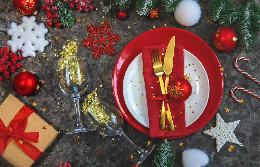 Klassische Tischdeko zu Weihnachten in Rot und Gold