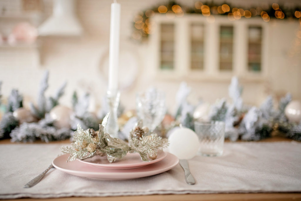 Weihnachtliche Tischdeko in zarten Rosa-Tönen