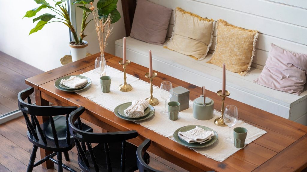 Gemütliche Sitzgruppe mit Bank