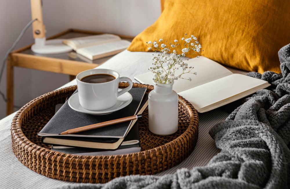 Schlafzimmer mit grauen Wänden und natürlichen Materialien