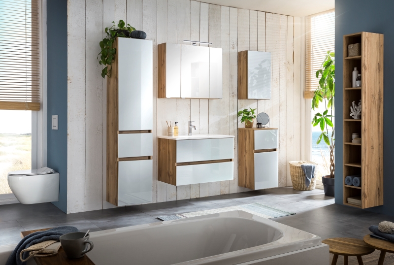 Badezimmermöbel mit weißen Glasfronten und Mineralgussbecken aus der Möbelserie HERLEEN-03