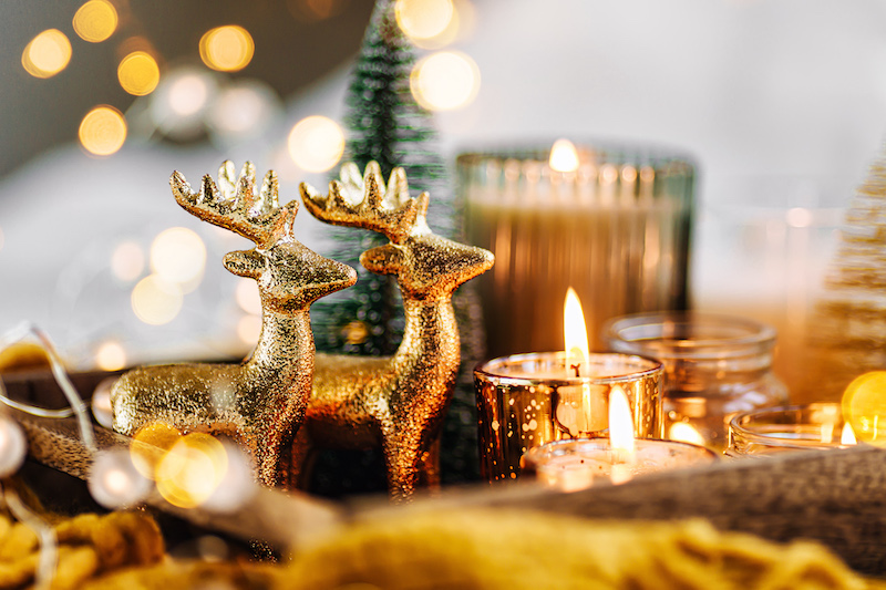 Goldene Tischdekoration mit Hirschen und Kerzen