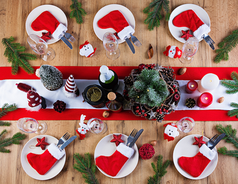 Verspielte Weihnachtsdeko auf dem Esstisch in rot und weiß