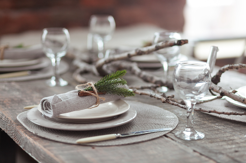 Minimalistische Weihnachtsdeko auf dem Tisch in der Farbe Grau