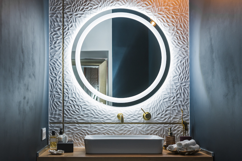 Beleuchtete Badspiegel und Badmöbel mit LED liegen voll im Trend