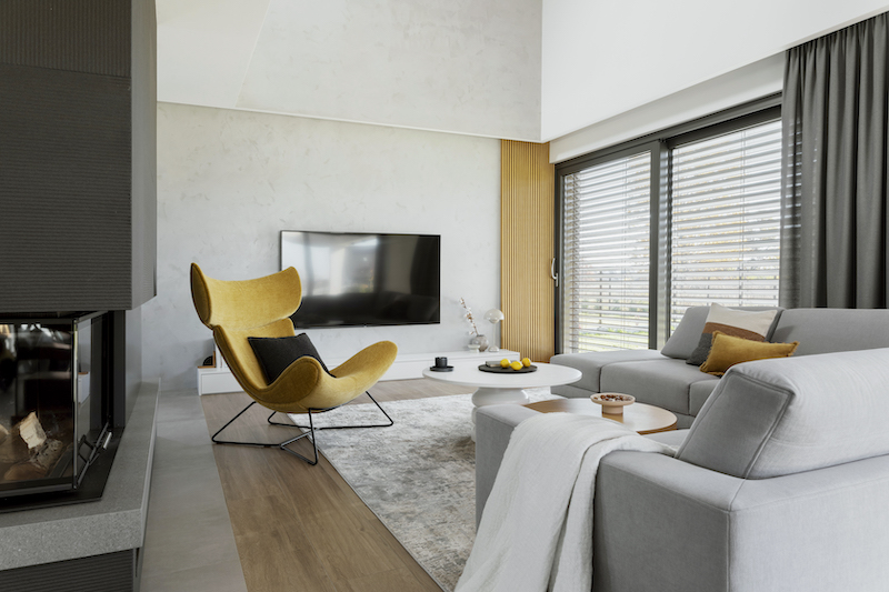 Wohnzimmer im minimalistischen Stil und doch gemütlich