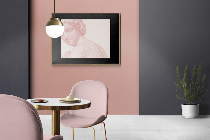Moderner Essbereich mit rosa Polsterstühlen mit goldenem Gestell