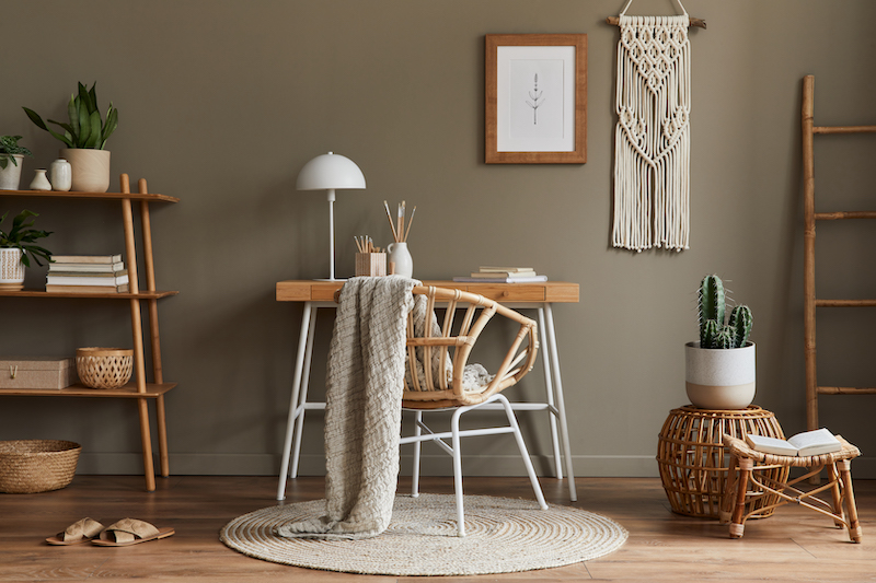Style Guide für kreisförmige Teppiche: Direkt vor einem kleinen Schreibtisch platzieren