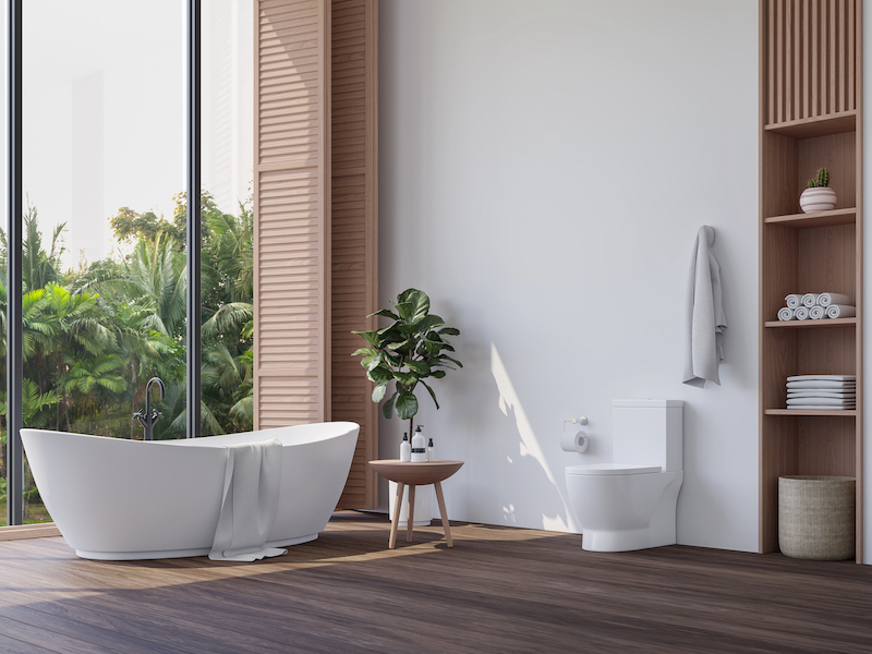 Moderne Badgestaltung mit Holzfußboden, Einbauregal und Fensterläden aus Holz