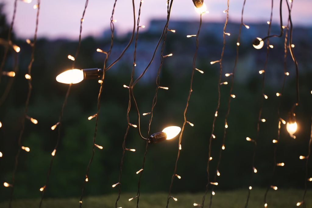 Lichterketten am Fenster