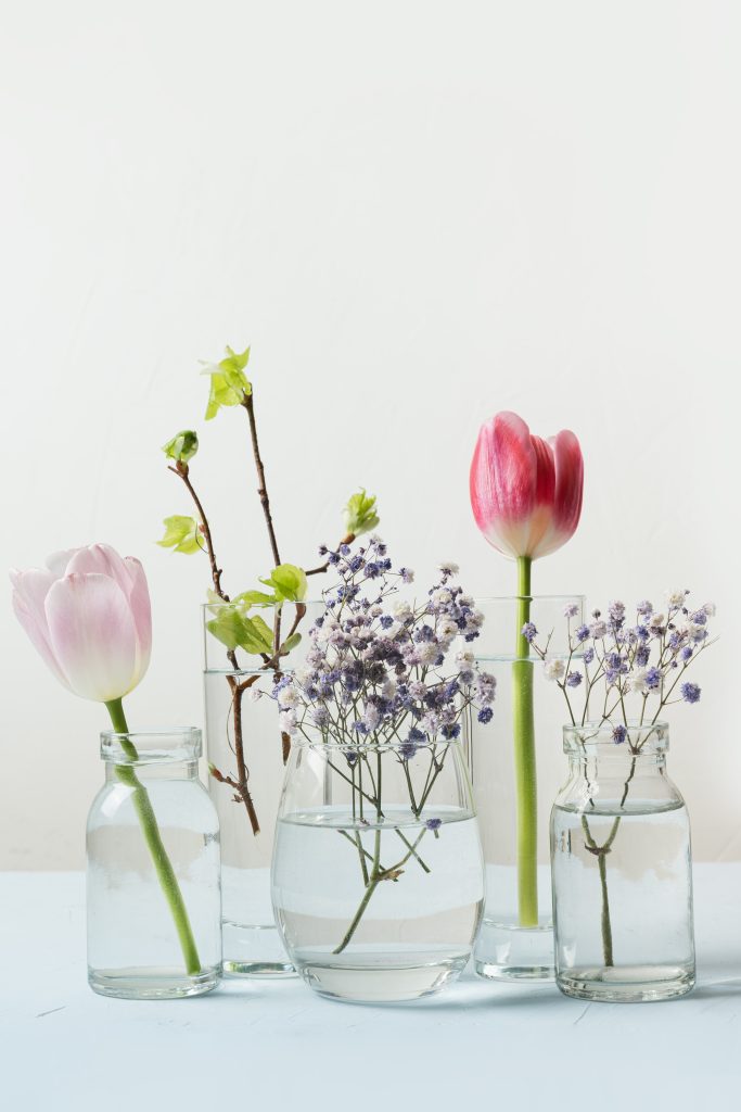 Sommerblumen in kleinen Glasvasen