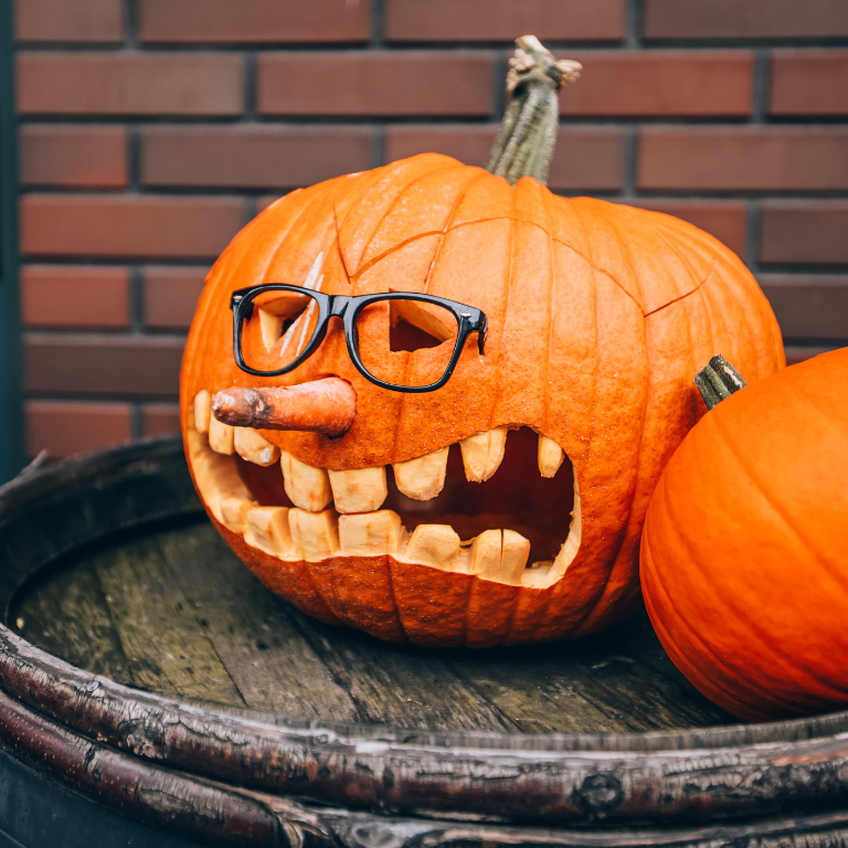 Lustiger Halloween Kürbis mit Brille