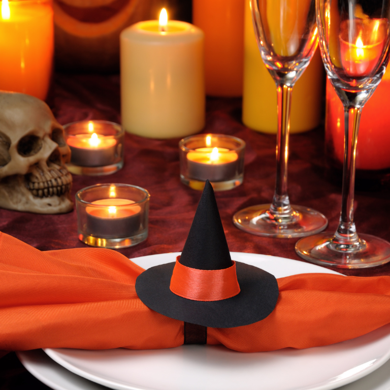 Tischdeko zu Halloween mit Hexenhut