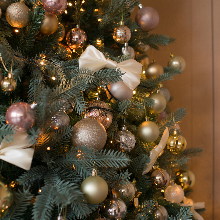 Künstlicher Weihnachtsbaum schön dekoriert