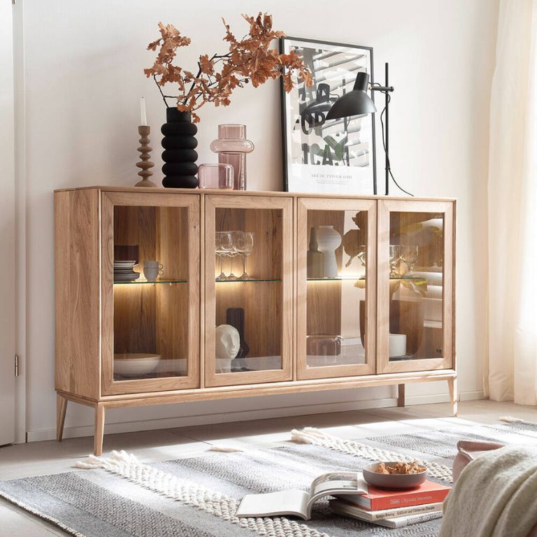 Vitrinenschrank modern dekoriert