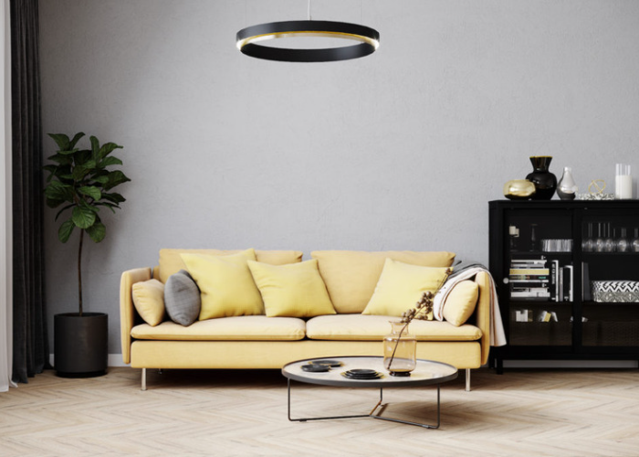 Gelbes Sofa in Kombination zu dunklen Möbelstücken
