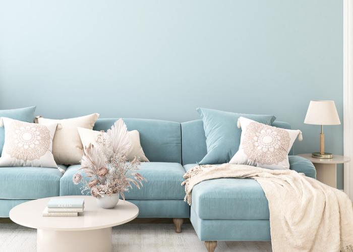 Landhaus-Sofa in hellen Pastelltönen