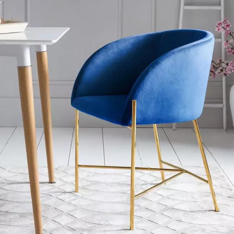 Blauer Stuhl mit Samt-Bezug