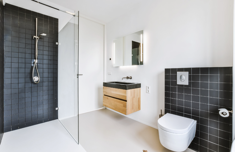 Raumgestaltung in einem modernen Badezimmer ohne Barrieren