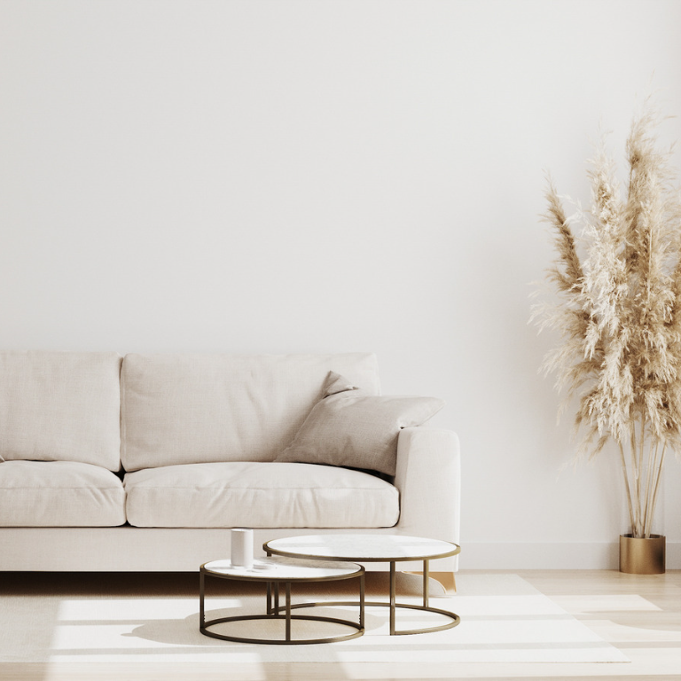 Sofa und Couchtisch in hellen Farben in einem minimalistischen Wohnzimmer