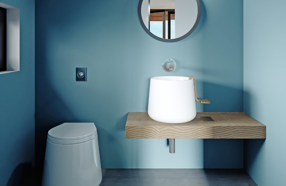 Blaue Wandgestaltung im Gäste-WC zu weißen Sanitärobjekten