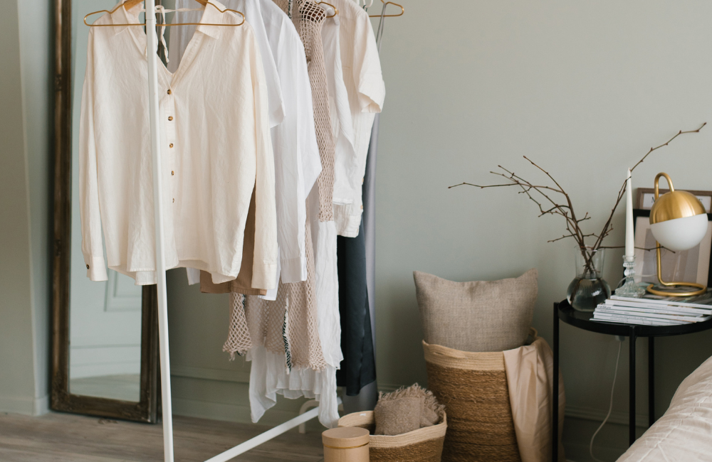 Ein Kleiderständer nimmt weniger Platz ein und kann flexibel im Raum aufgestellt werden