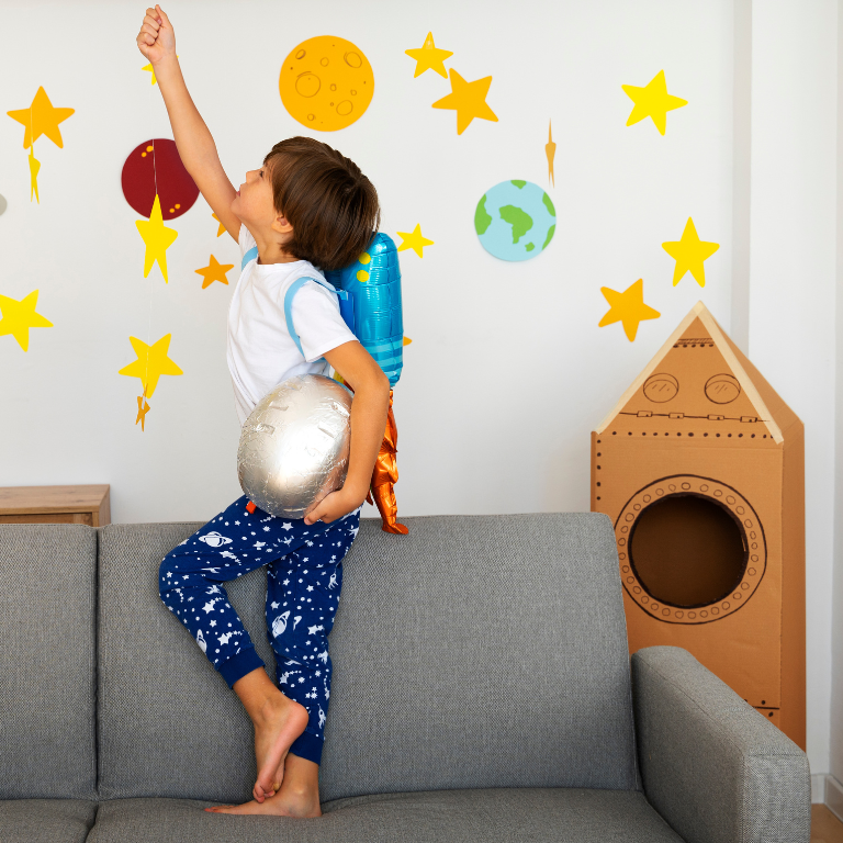 Kinderzimmer mit Weltraum-Gestaltung