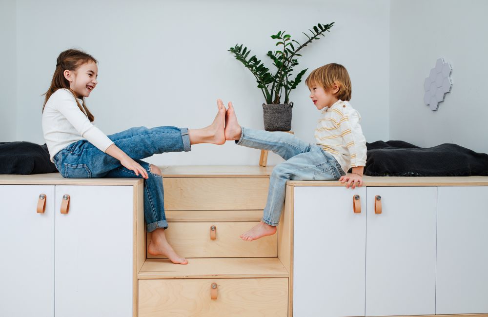 Einbauschränke für viel Stauraum im Geschwisterzimmer